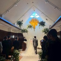 チャペルで牧師の話を聞く新郎新婦