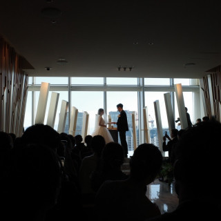 新郎が後ろの扉ではなく、前から現れます