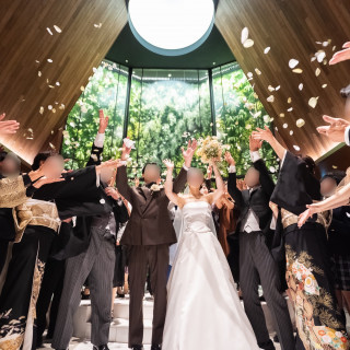 雨の日だったので、チャペルでフラワーシャワー