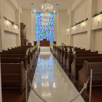 ステンドグラスが見える自由度が高い挙式会場です