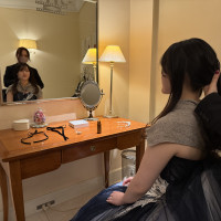 控室でカラードレスへの着替え中