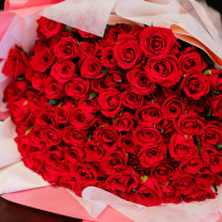 披露宴で花嫁に向けてサプライズで渡したバラ100本