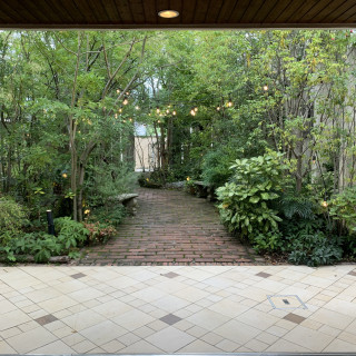 披露宴会場のカーテンを開けたところ
入り口が見える