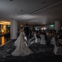 カーテンが開くと夜景が見えます