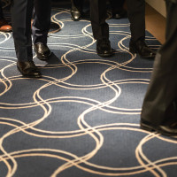 チャペルまでの道は波がたゆたうデザインのカーペット