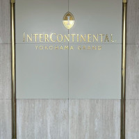 インターコンチネンタルホテルのロゴの前でも撮影しました