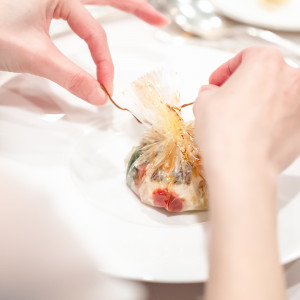 お魚料理はおしゃれに包んであり、開ける楽しみがあります|785227さんのヨコハマ グランド インターコンチネンタル ホテルの写真(2609322)