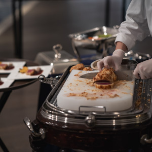 牛肉のパイ包みをシェフがその場で切ってくれる演出も|785227さんのヨコハマ グランド インターコンチネンタル ホテルの写真(2609329)