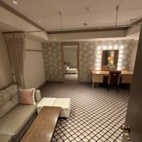 色合いが落ち着ける雰囲気の新郎新婦控室です。