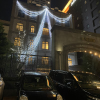 ライトアップされた外観