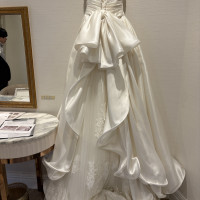 つるしているウェディングドレスです。