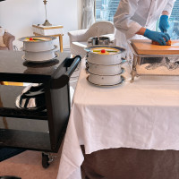 目の前でパイを切ってくださいます。