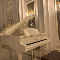 白い素敵なピアノ