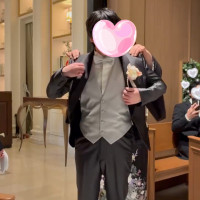 お母さんにコートを着させてもらっている