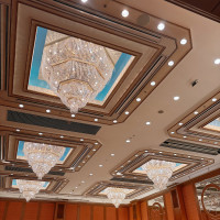 シャンデリアが大きく美しいです。