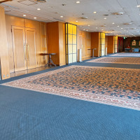 青い絨毯が美しいです。