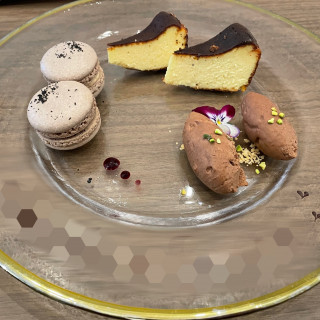 マカロン、バスクチーズケーキ、チョコムース