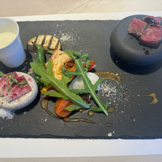 コース料理の一部を詰め込んだワンプレート