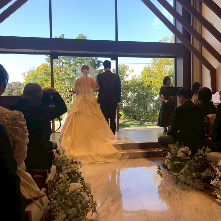 カーテンが閉まっていて、式中に開きます