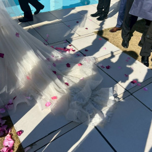 ガーデンで行うフラワーシャワー|785356さんのTHE GARDEN HOUSE CIER ET MER（ザ ガーデンハウス シェル エ メール）の写真(2609518)