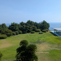 披露宴会場から見た庭園とチャペル