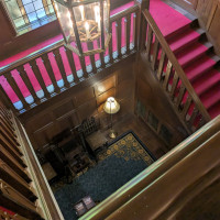 ロビーの吹き抜け階段