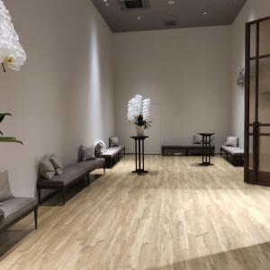 披露宴会場（フォレストデッキ）前のラウンジ|785385さんのWeGreen RESORTの写真(2609867)