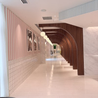 ここの廊下を抜けると奥にゲスト達が待つロビーがあります！