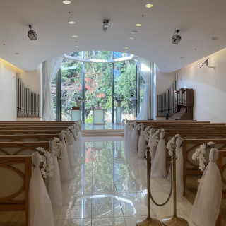 四季折々の季節、滝が見える大きな窓