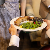 宝探しをし、チケットが当たった人にワニ肉をメインにしました