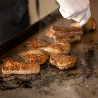 ゲストの目の前でお肉を焼いてくれます。