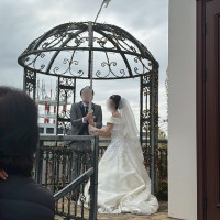 ガゼボで本物の鐘を鳴らして