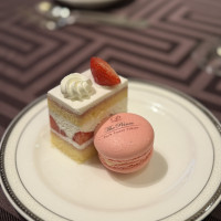 試食のデザート　ピエールマルコリーニのマカロンが出てきた