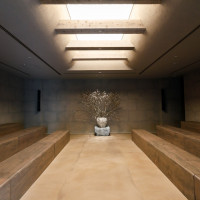 荘厳な中に温かみがあり不思議な空間です。