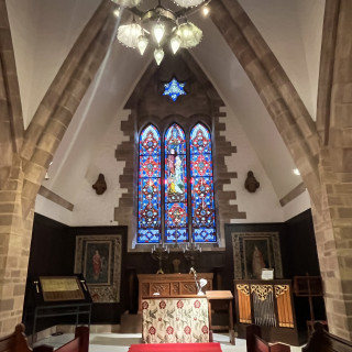 空間が狭すぎず広すぎず、綺麗なステンドグラスがある会場