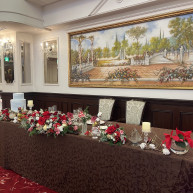 新郎新婦の席。後ろの装飾もあるため、花は減らしても良さそう。