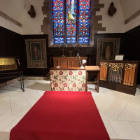 ステンドグラス前の様子。ライトも相まって綺麗だった