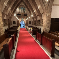 ステンドグラス前からみた様子。奥に階段見えて良かった。