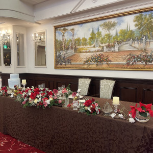 新郎新婦の席。後ろの装飾もあるため、花は減らしても良さそう。|785449さんのOSAKA St.BATH CHURCH(大阪セントバース教会)の写真(2610352)