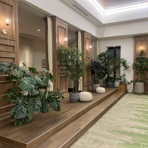 親族の控室がガーデン風で珍しいとおもった。|785449さんのアルモニーアンブラッセイットハウス/テイクアンドギヴ・ニーズウェディングの写真(2610436)