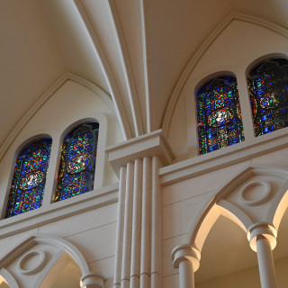 挙式会場　天井のステンドグラス