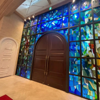 入り口はステンドグラスで高級感