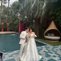 大きなプールと緑に囲まれたお庭