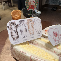 控室に準備してくれた軽食。我が家の猫をイメージしたポップも