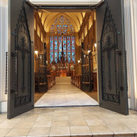 大聖堂を出たところにあるお庭からみたステンドグラス