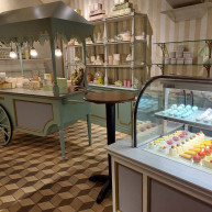 キュート系の披露宴会場。かわいいスイーツが並ぶ