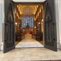 大聖堂を出たところにあるお庭からみたステンドグラス