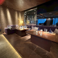 披露宴会場。後ろのソファー席