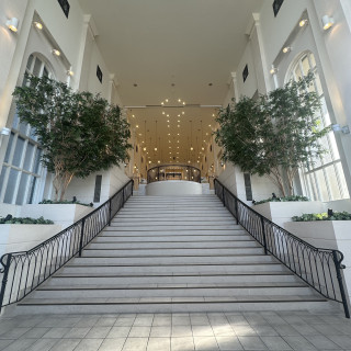 階段が広くて、雨が降っても屋根があるので安心です。