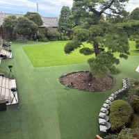 早朝の誰もいない庭園。